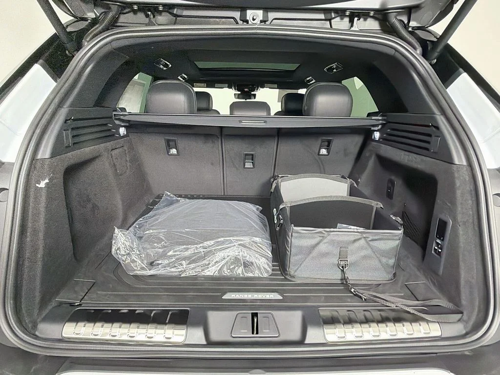 New 2027 Fuji White Land Rover Dynamic SE image 28
