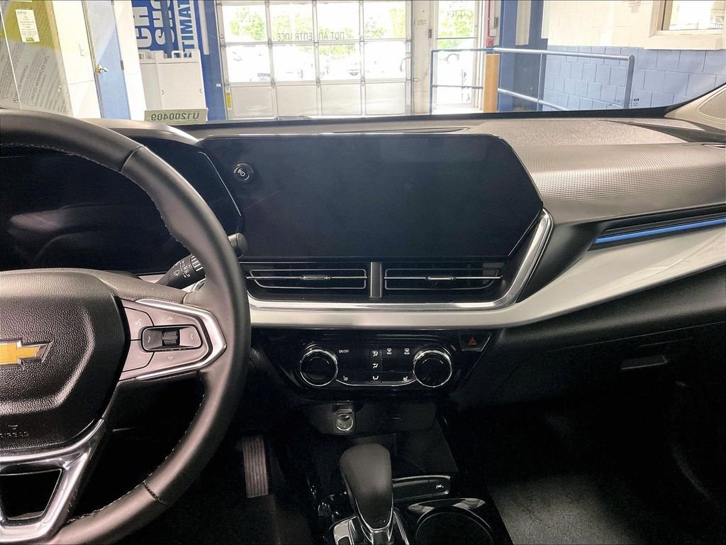 Used 2025 Gray Chevrolet LT image 18