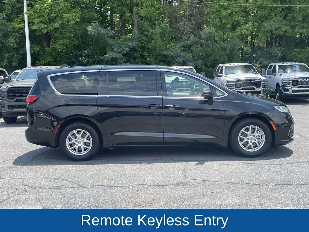 Used 2023 Black Chrysler Touring L image 10