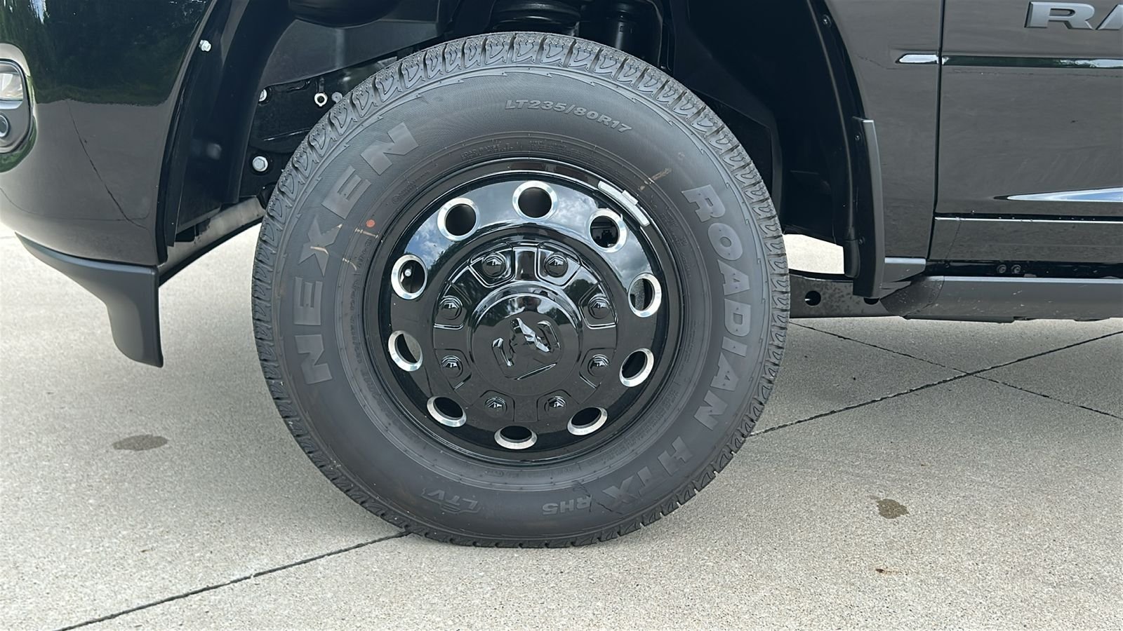 New 2026 Diamond Black Crystal Pearl-Coat Exterior Paint RAM Laramie image 10