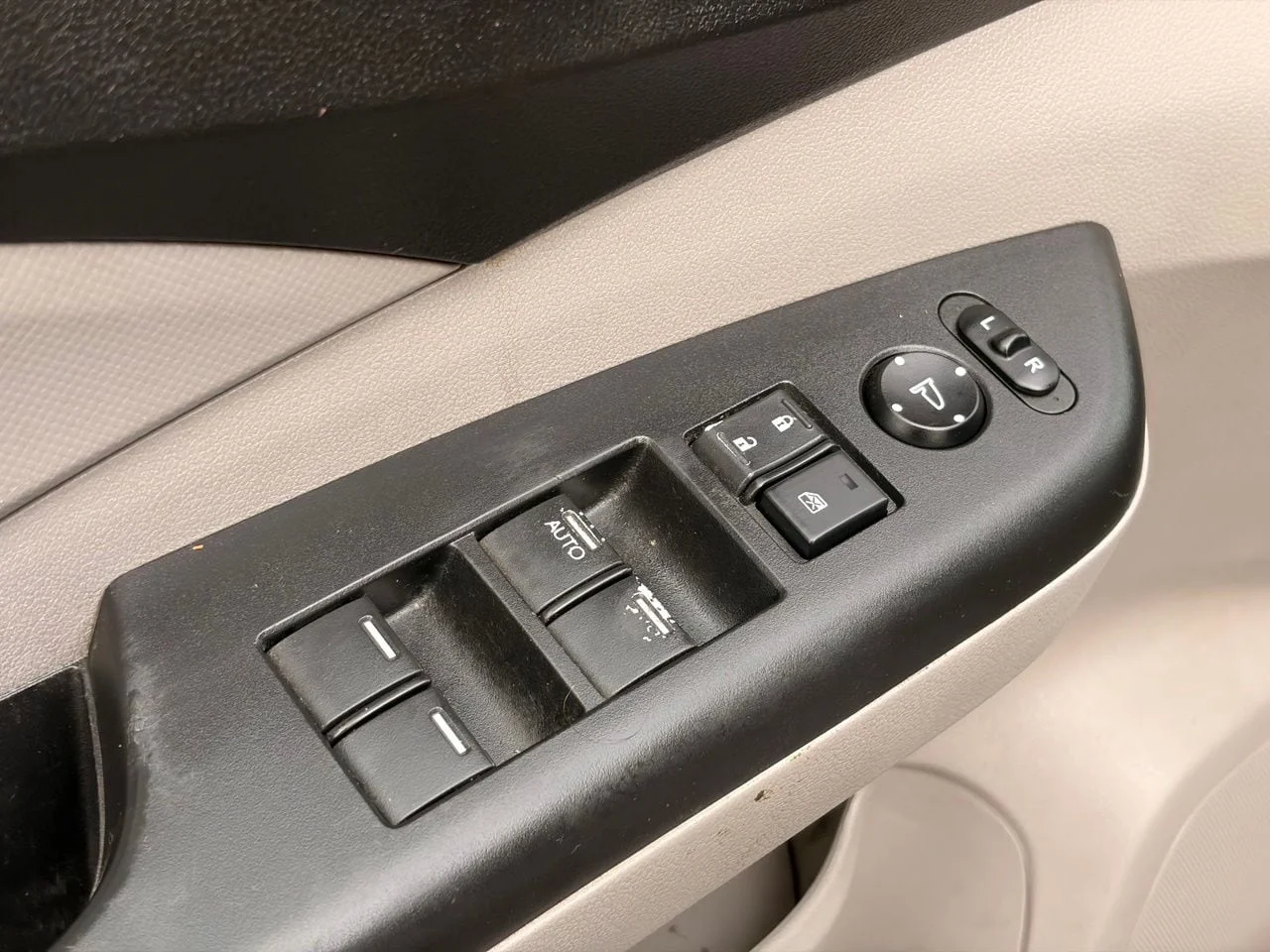 Used 2012 Alabaster Silver Metallic Honda LX image 19