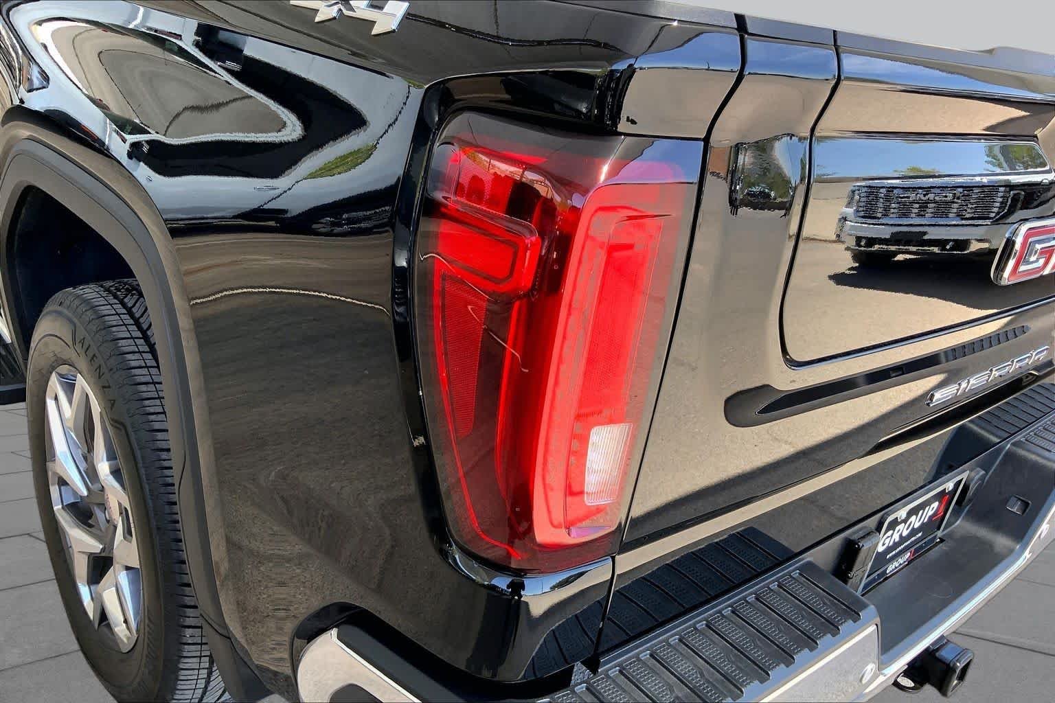 Used 2025 Onyx Black GMC SLT image 29