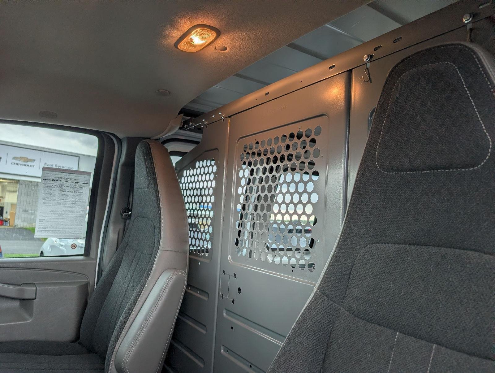 Used 2018 Summit White Chevrolet  image 10