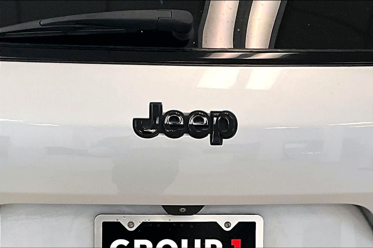 Used 2023 Silver Zynith Jeep Altitude image 9