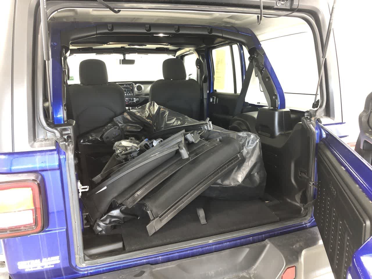 Used 2018 Ocean Blue Metallic Clearcoat Jeep Sahara image 5