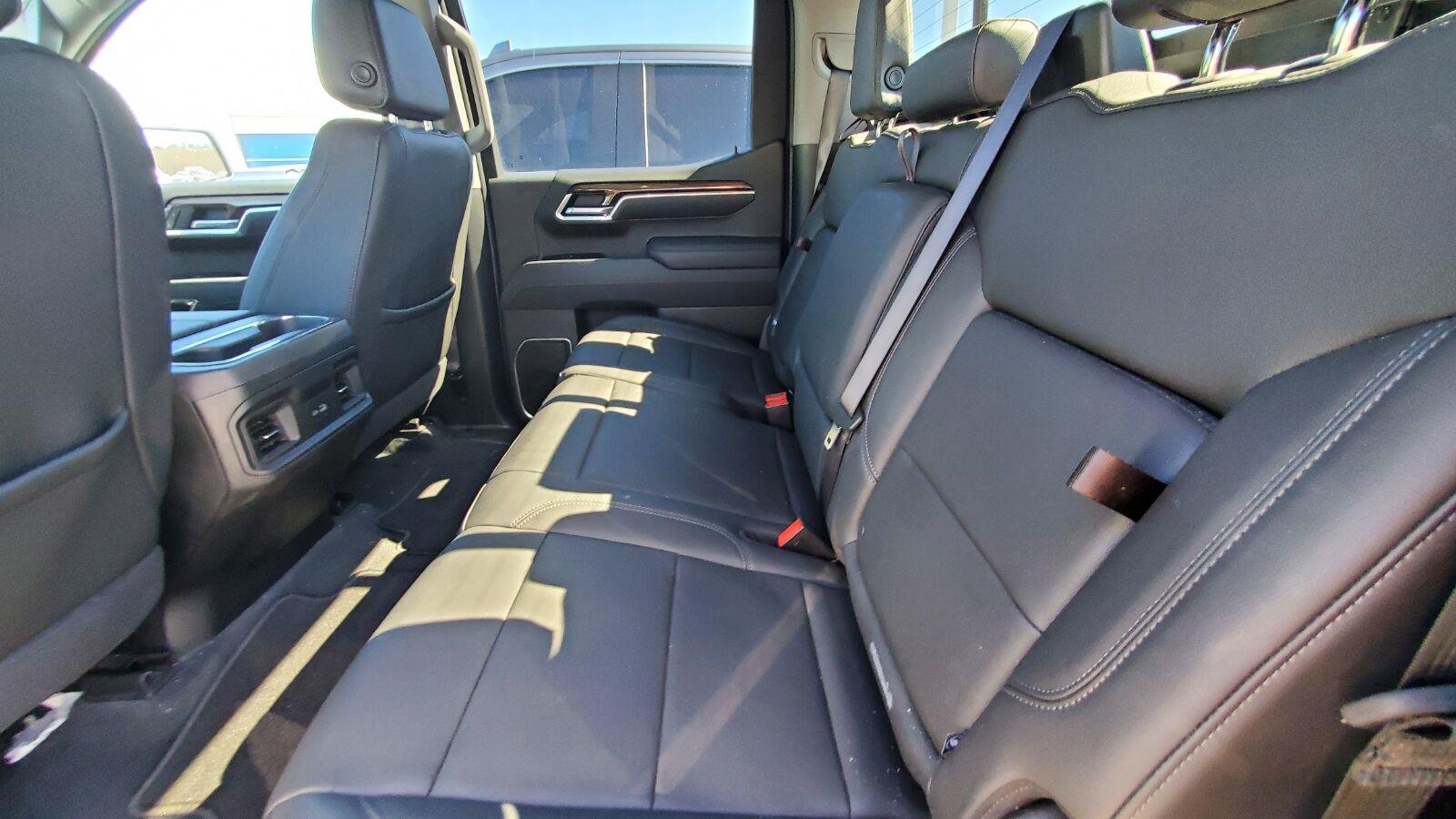 Used 2025 Summit White Chevrolet LT image 5