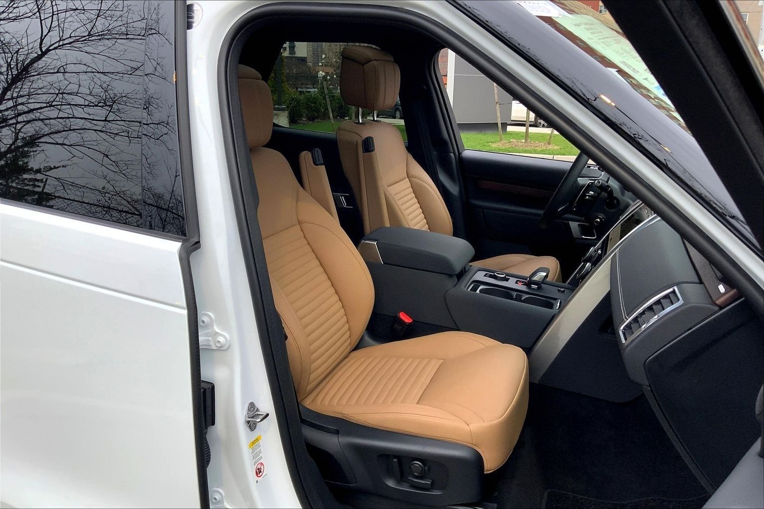 Certified Used 2025 Fuji White Land Rover Dynamic SE image 8