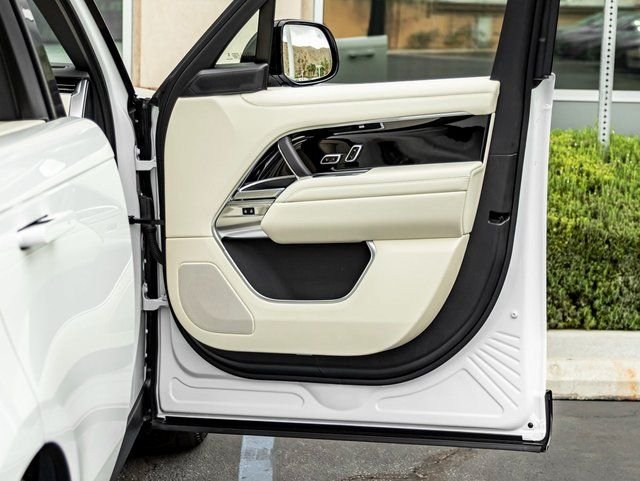 New 2026 Fuji White Land Rover SE image 25