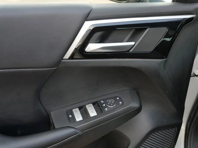 Used 2024 Silver Mitsubishi SE image 15