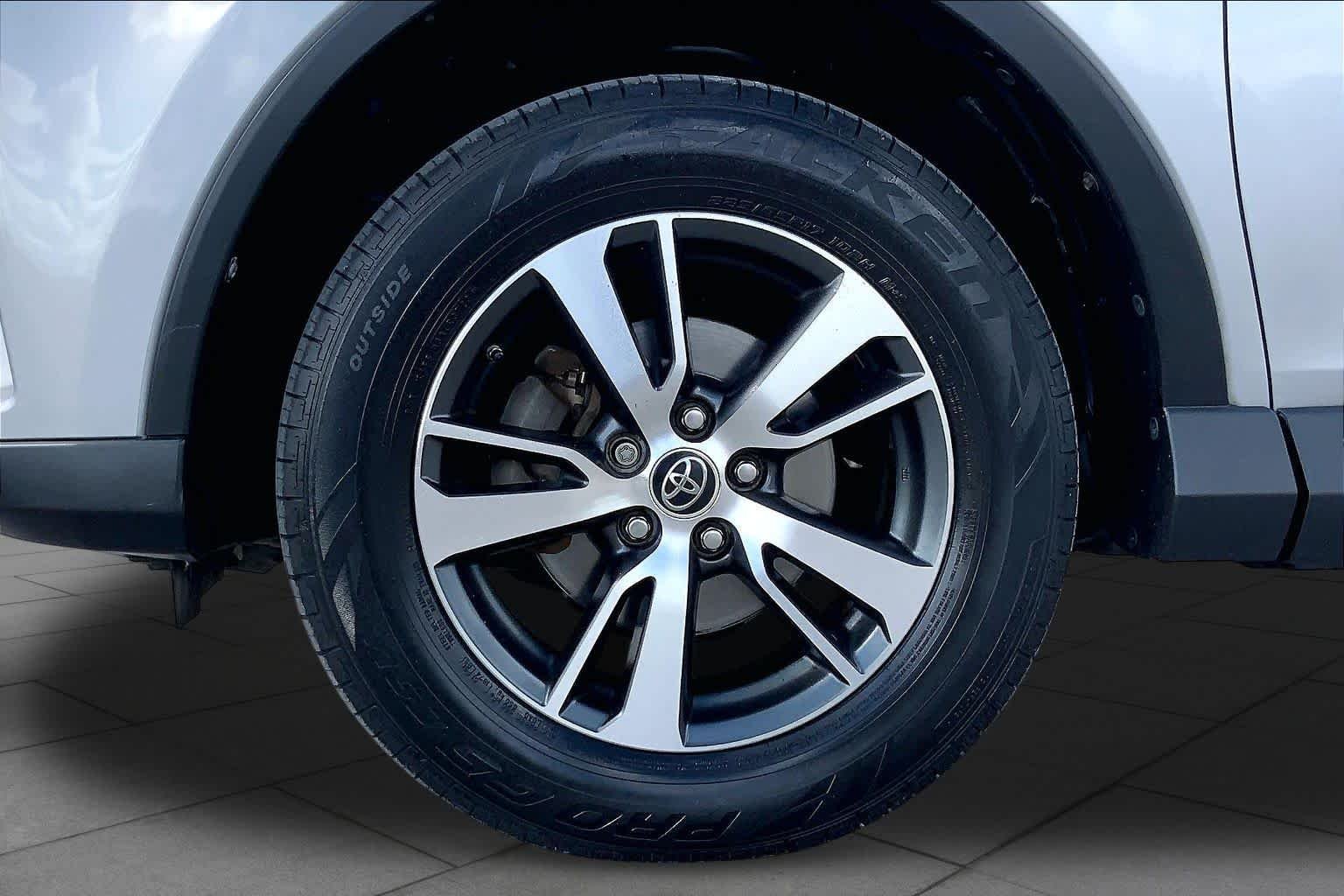 Used 2016 Silver Sky Metallic Toyota XLE image 11