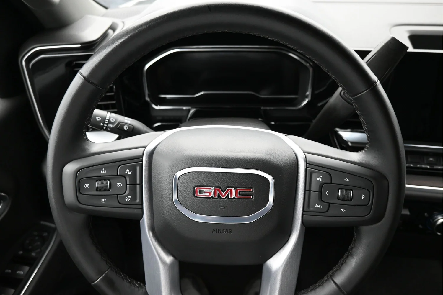 Used 2025 White GMC SLT image 19