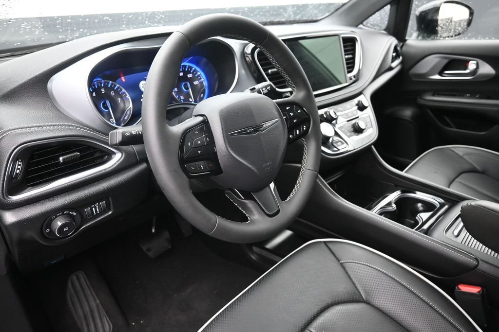 Used 2026 Silver Chrysler Limited image 18