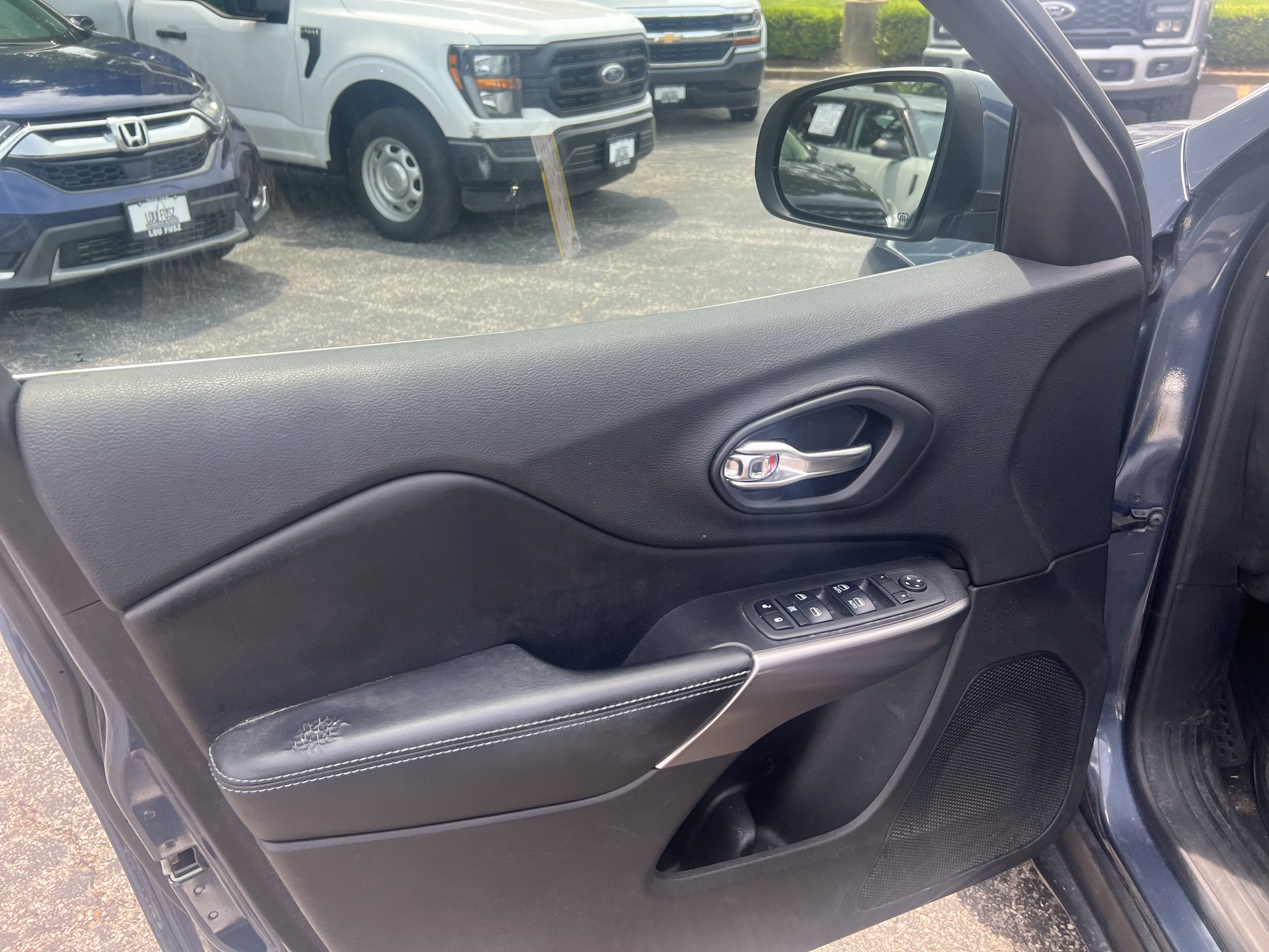 Used 2019 Blue Shade Pearlcoat Jeep Latitude image 8