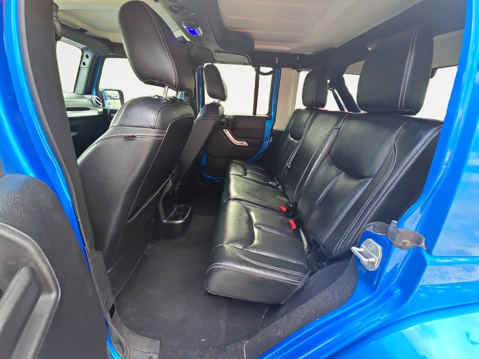 Used 2015 Hydro Blue Pearl Coat Jeep Sahara image 18
