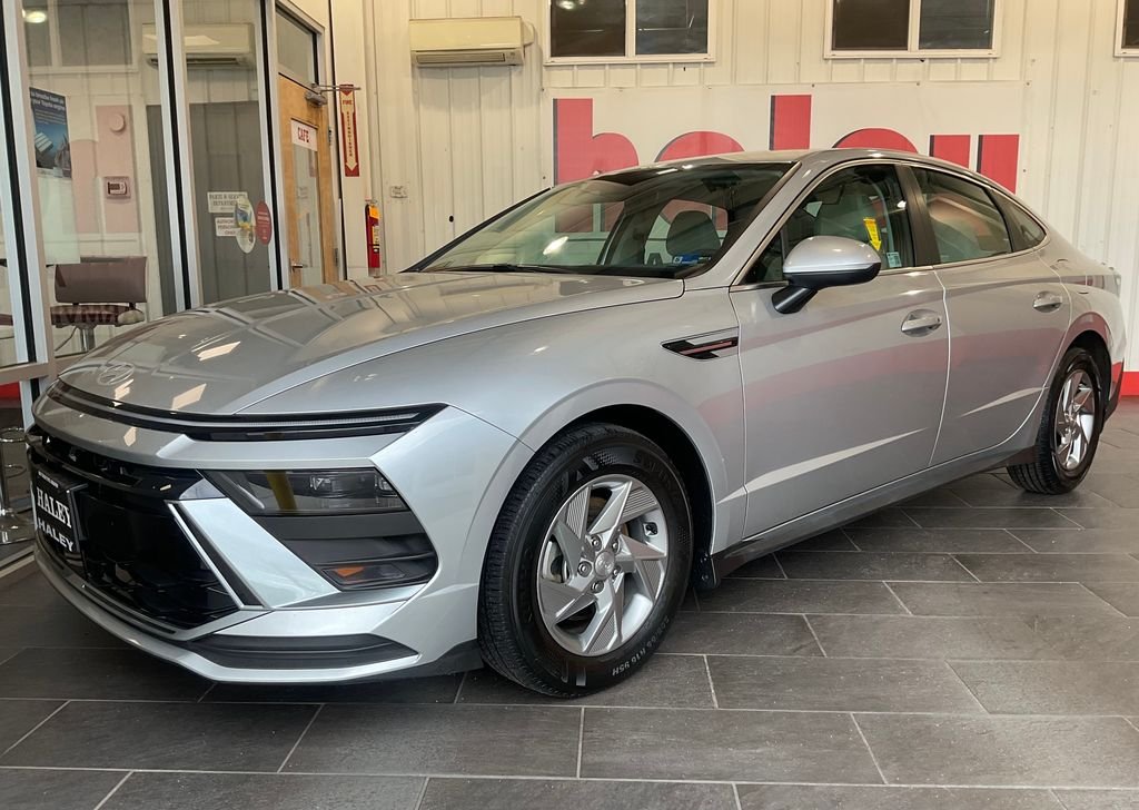 Used 2025 Silver Hyundai SE image 2