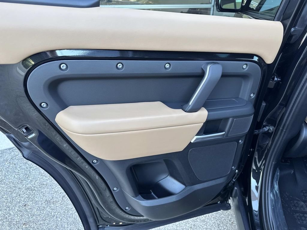New 2026 Santorini Black Land Rover X-Dynamic SE image 12