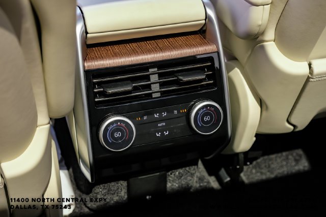 Used 2024  Land Rover SE image 41