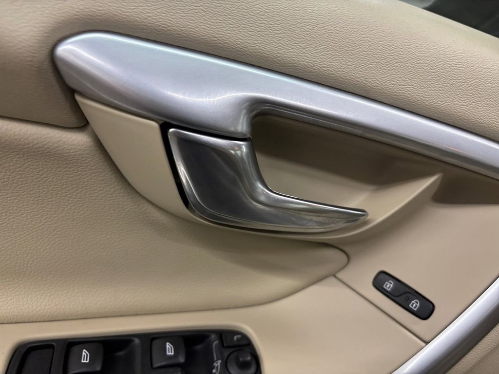 Used 2015 Seashell Metallic Volvo T5 Premier image 12