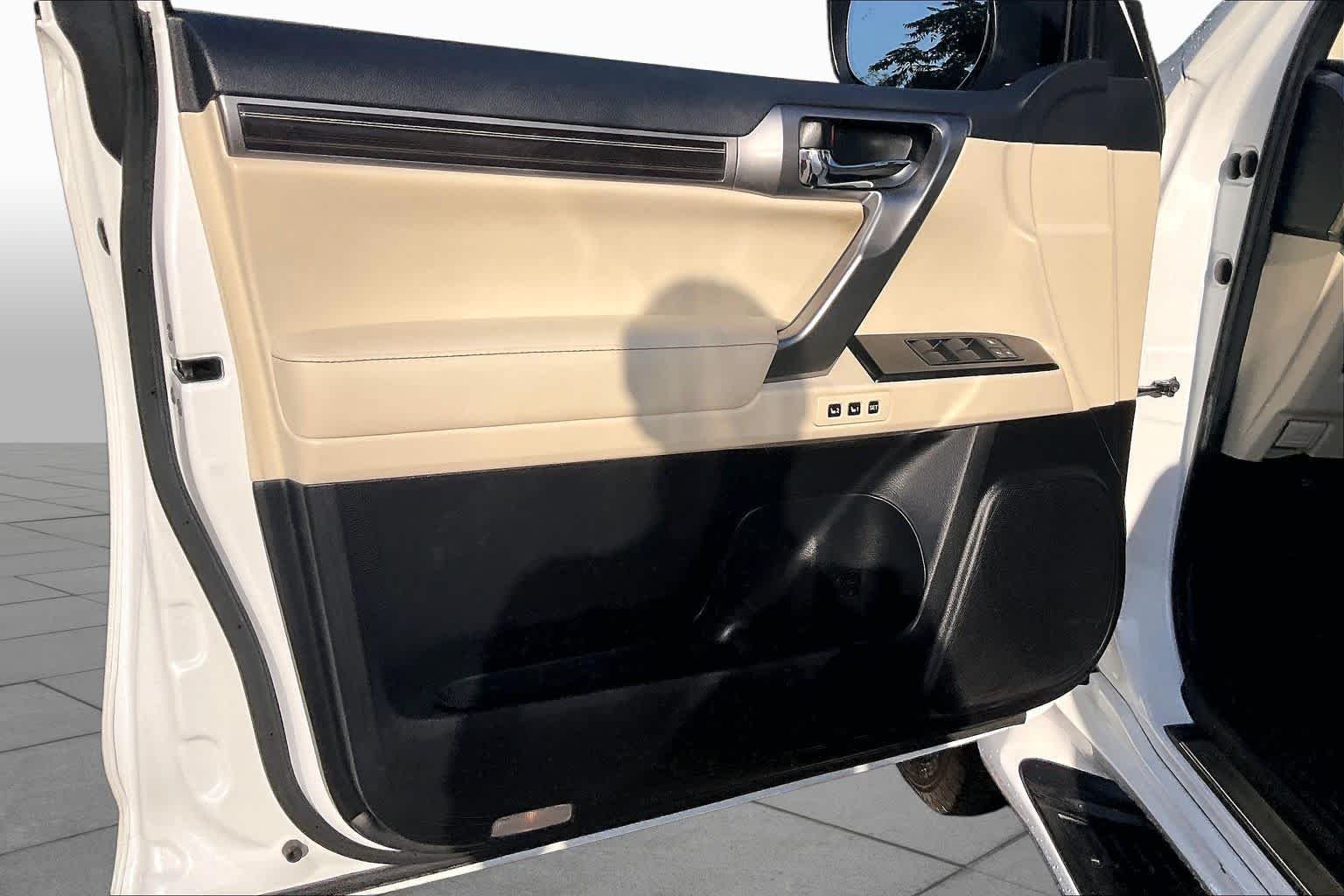 Used 2022 Starfire Pearl Lexus Luxury image 22