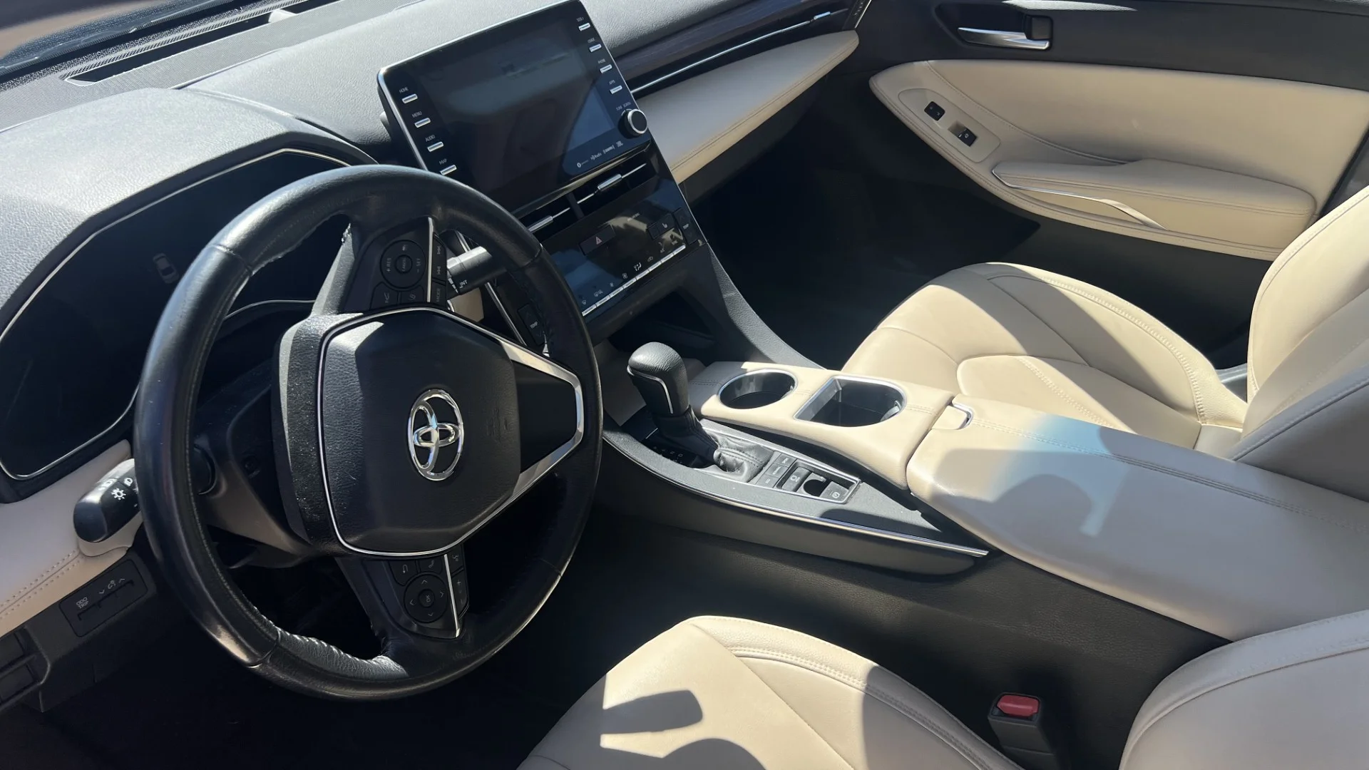 Used 2019 Wind Chill Pearl Toyota XLE image 2