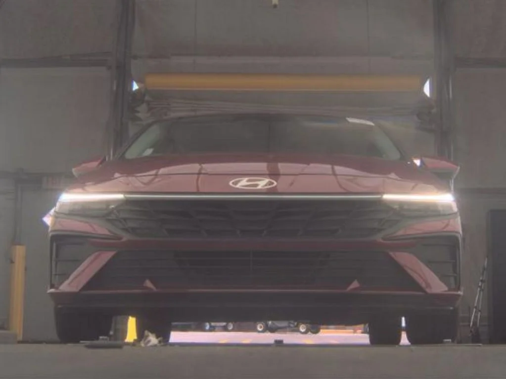 Used 2024 Red Hyundai SE image 3