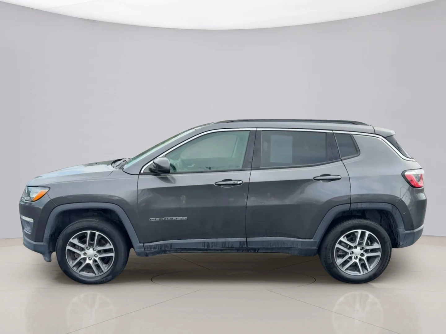 Used 2018 Gray Jeep LATITUDE image 2