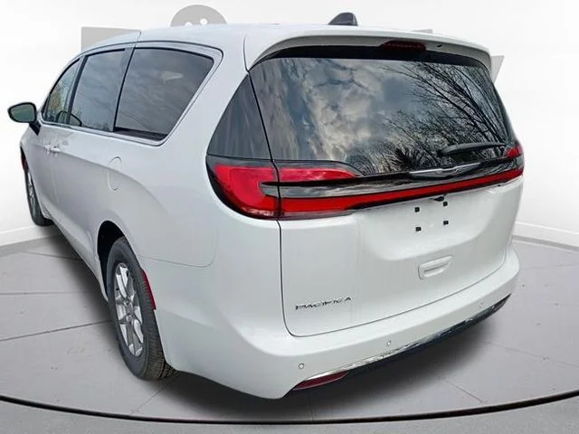 New 2026 Bright White Clear-Coat Exterior Paint Chrysler Select image 11