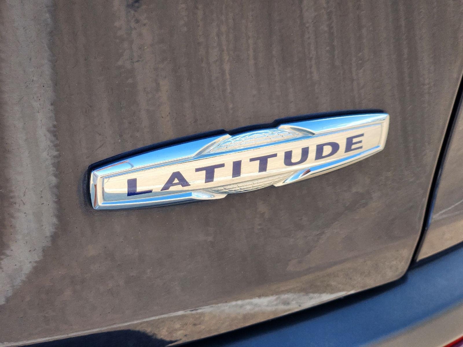 Used 2016 True Blue Pearlcoat Jeep Latitude image 11