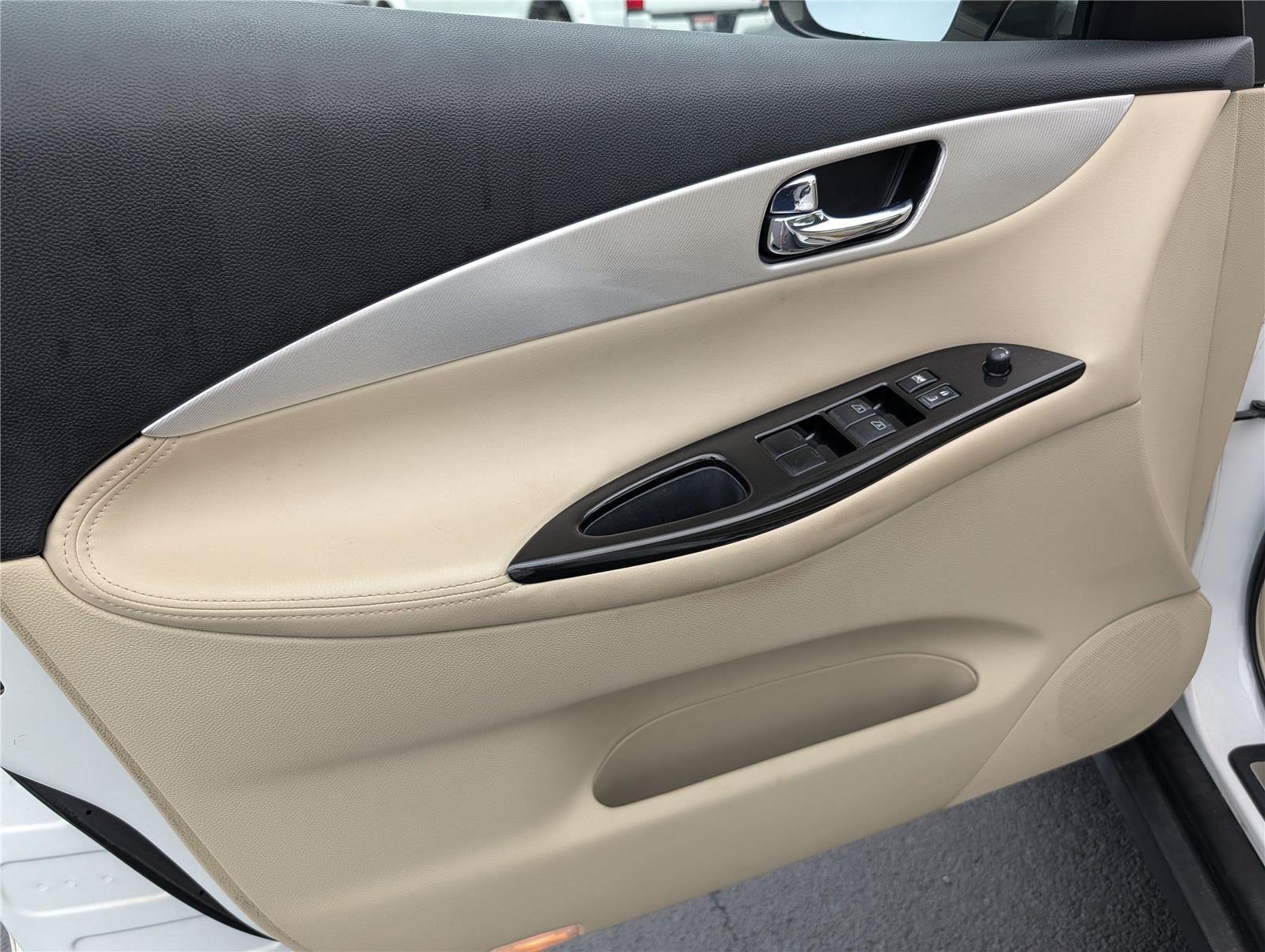 Used 2017 Majestic White INFINITI RWD image 14