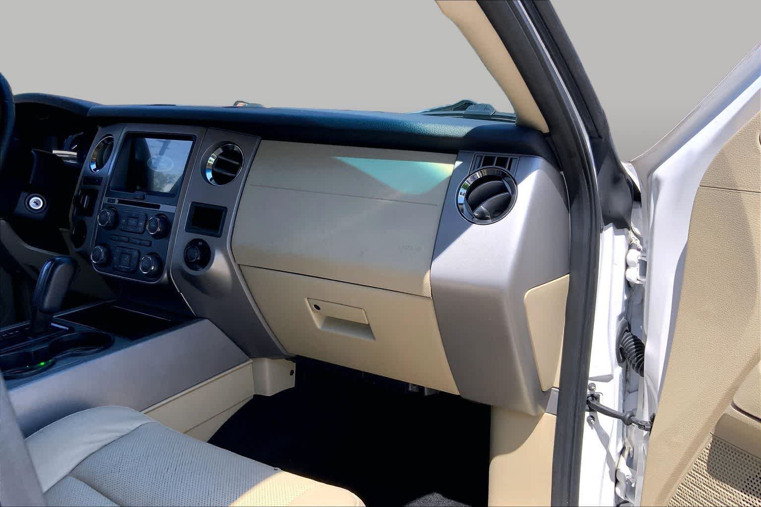 Used 2017 White Platinum Metallic Tri-Coat Ford XLT image 18