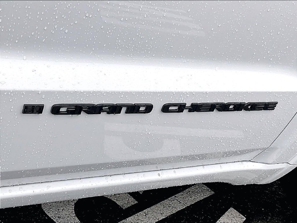 Used 2020 White Jeep Altitude image 29