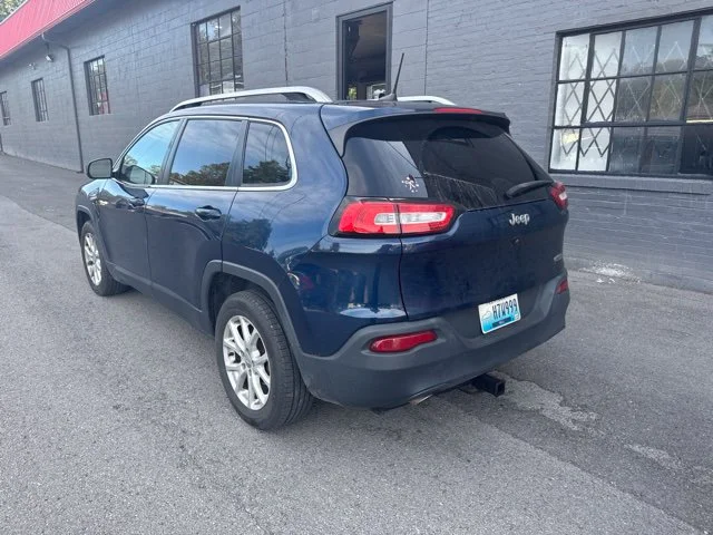 Used 2018 Blue Jeep Latitude image 3