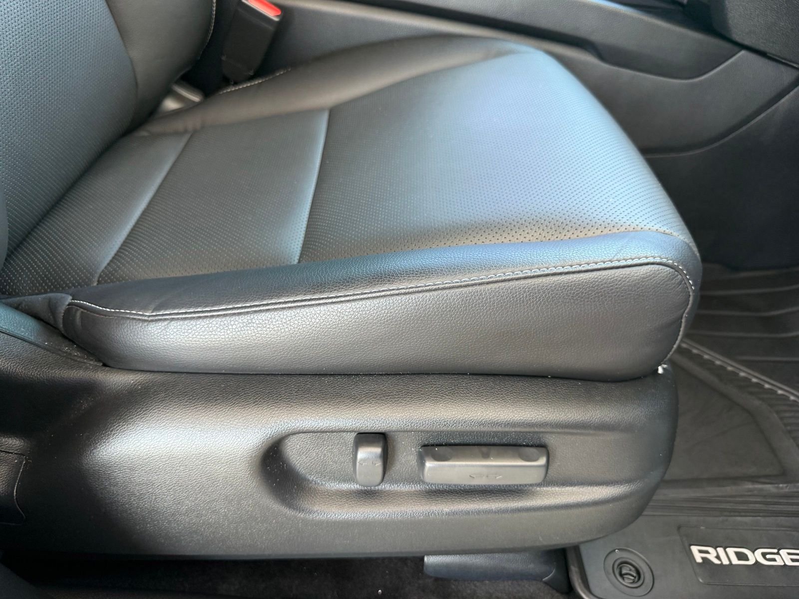 Certified Used 2025 Solar Silver Metallic Honda AWD RTL image 34