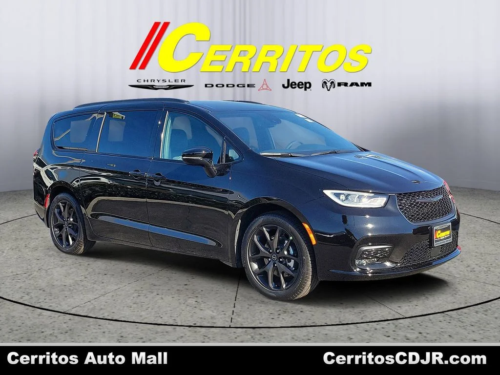2026 Chrysler Pacifica Select's photo