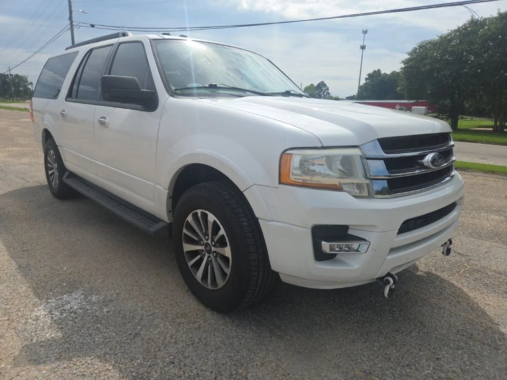Used 2017 White Ford XLT image 1