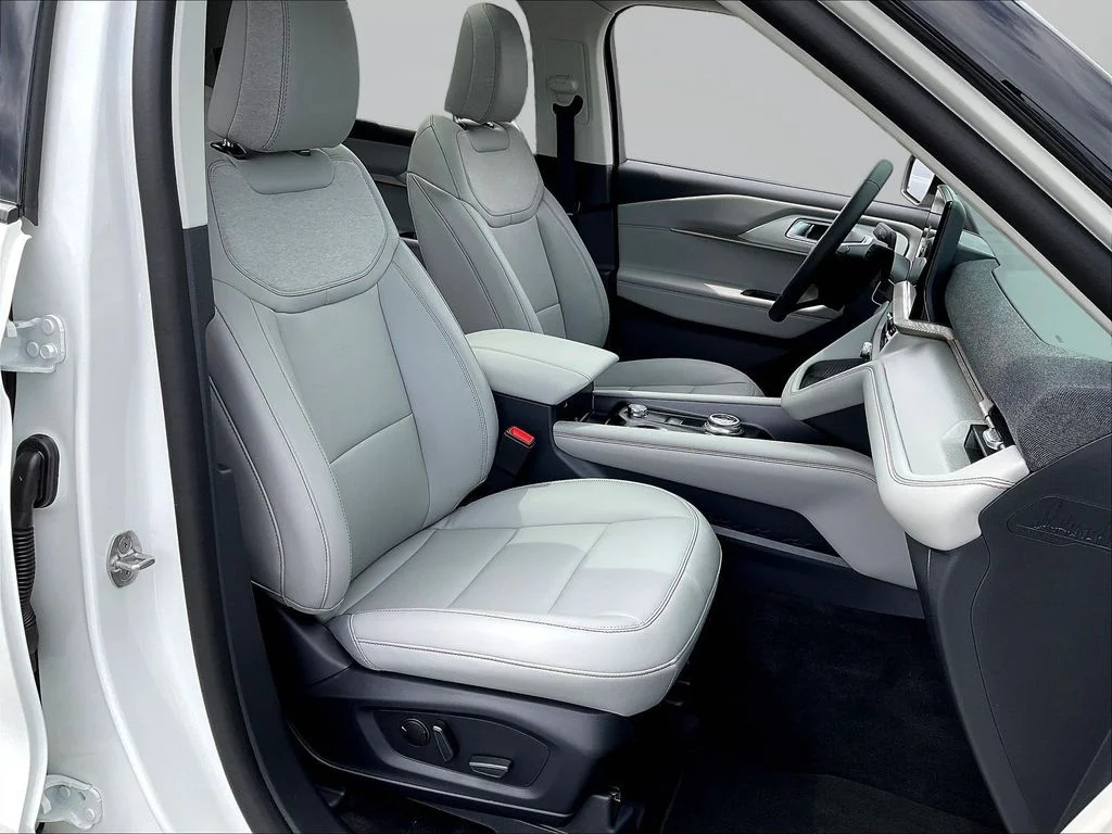 New 2026 Star White Metallic Tri-Coat Ford Active image 11