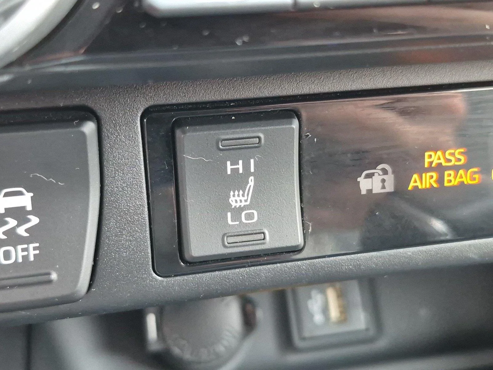 Used 2023 Wind Chill Pearl Toyota XLE Premium image 28