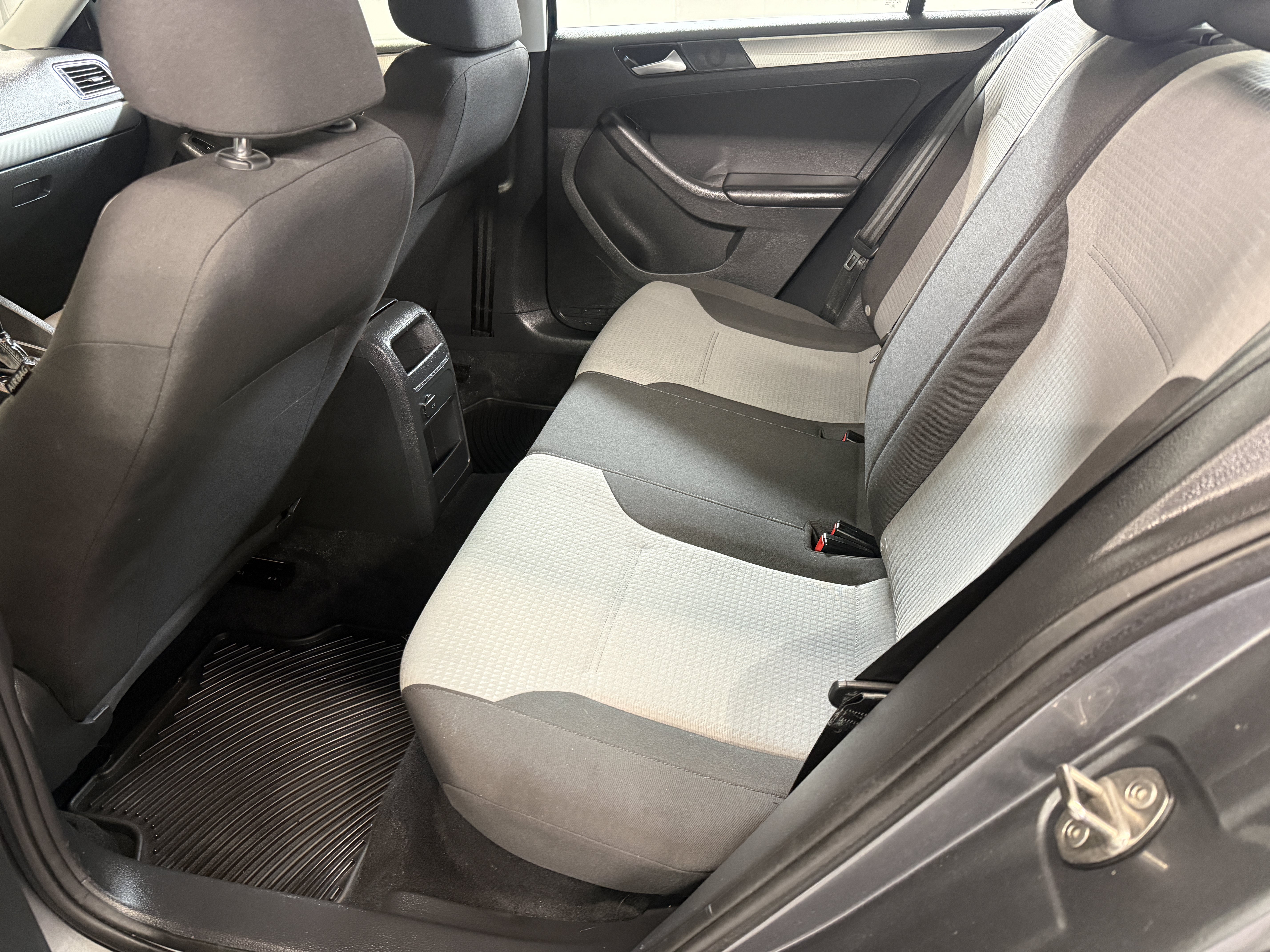 Used 2018 Platinum Gray Metallic Volkswagen 1.4T S image 19