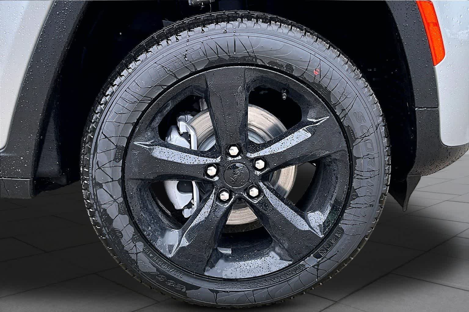 New 2026 Silver Zynith Exterior Paint Jeep Limited image 12