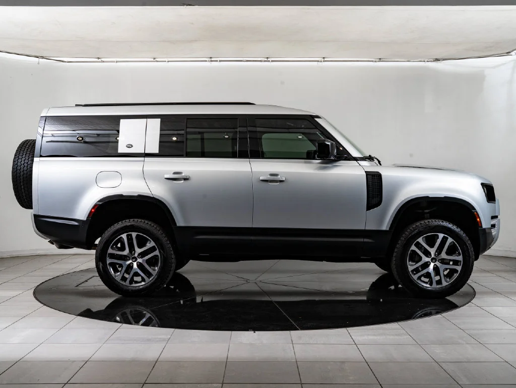 Used 2024 Hakuba Silver Metallic Land Rover S image 11