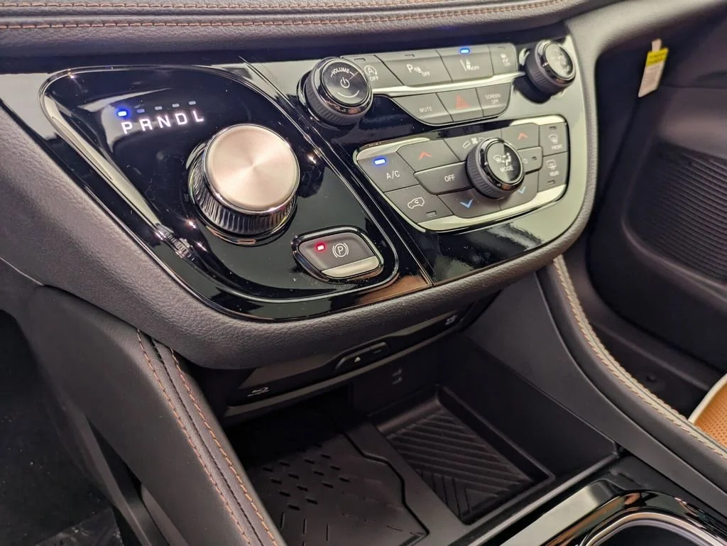 New 2026 Diamond Black Crystal Pearl-Coat Exterior Paint Chrysler Pinnacle image 25