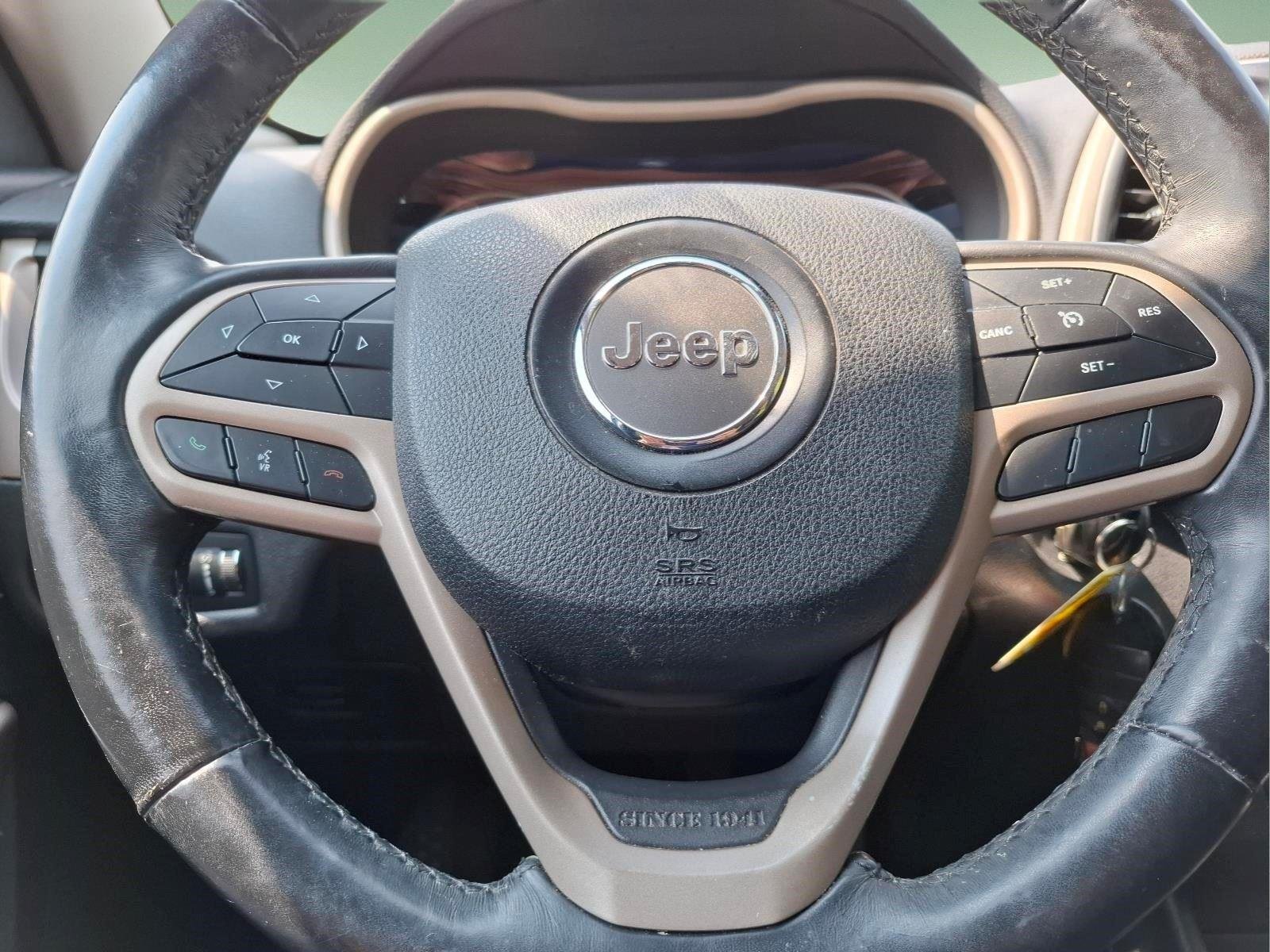 Used 2018 Billet Silver Metallic Clearcoat Jeep Latitude image 18