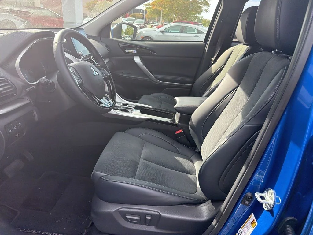Used 2025 Blue Mitsubishi SE image 14