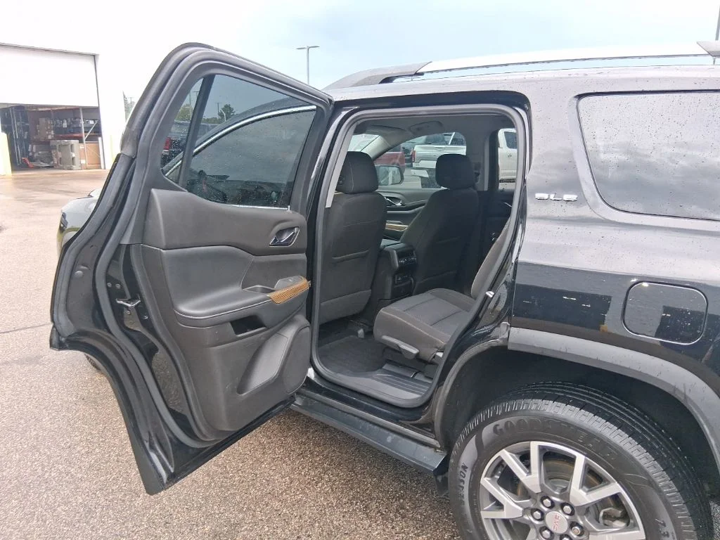 Used 2020 Ebony Twilight Metallic GMC SLE image 31