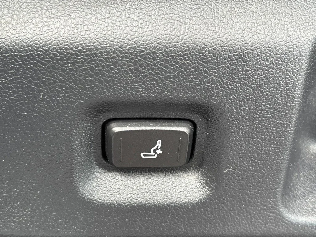 Used 2025 White Toyota SR5 image 10