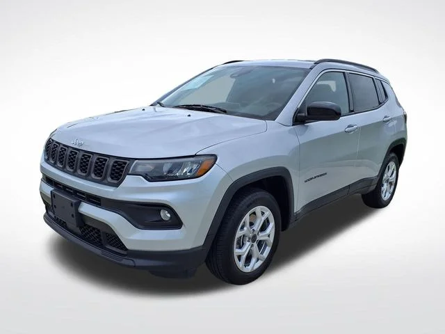Used 2025 Silver Jeep Latitude image 12