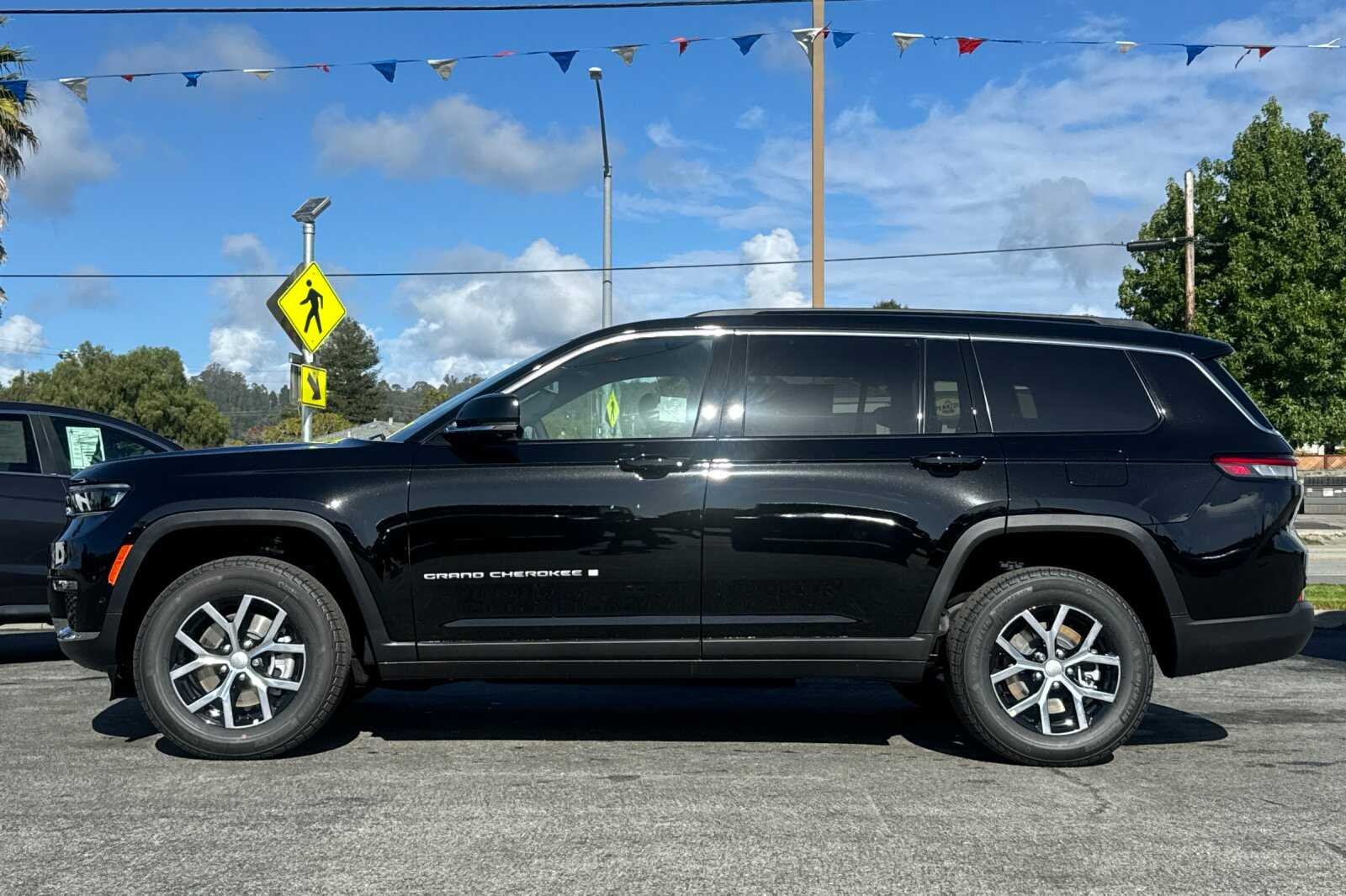 New 2025 Diamond Black Crystal Pearl-Coat Exterior Paint Jeep Limited image 7