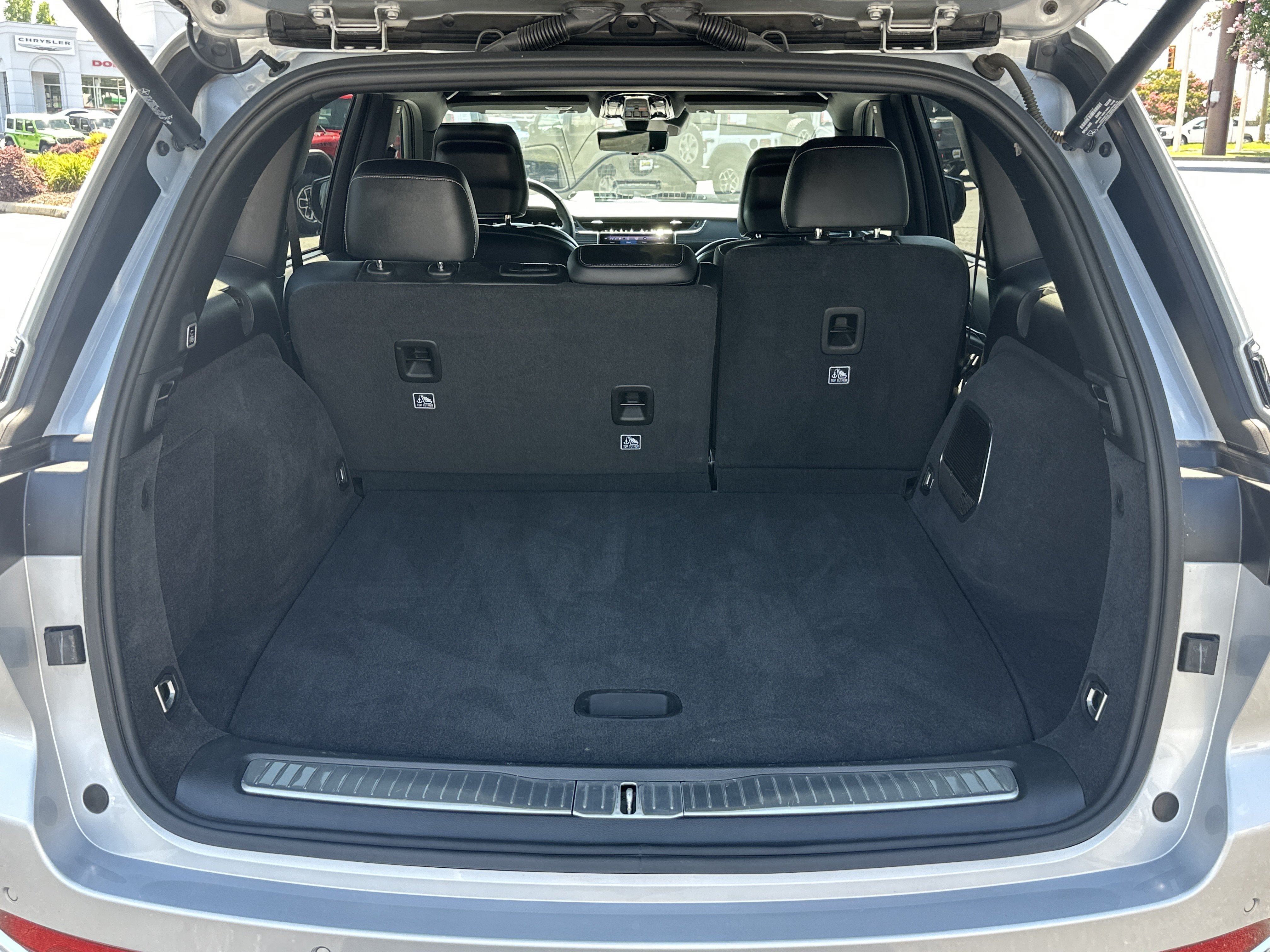 Used 2024 Silver Zynith Jeep Overland image 19