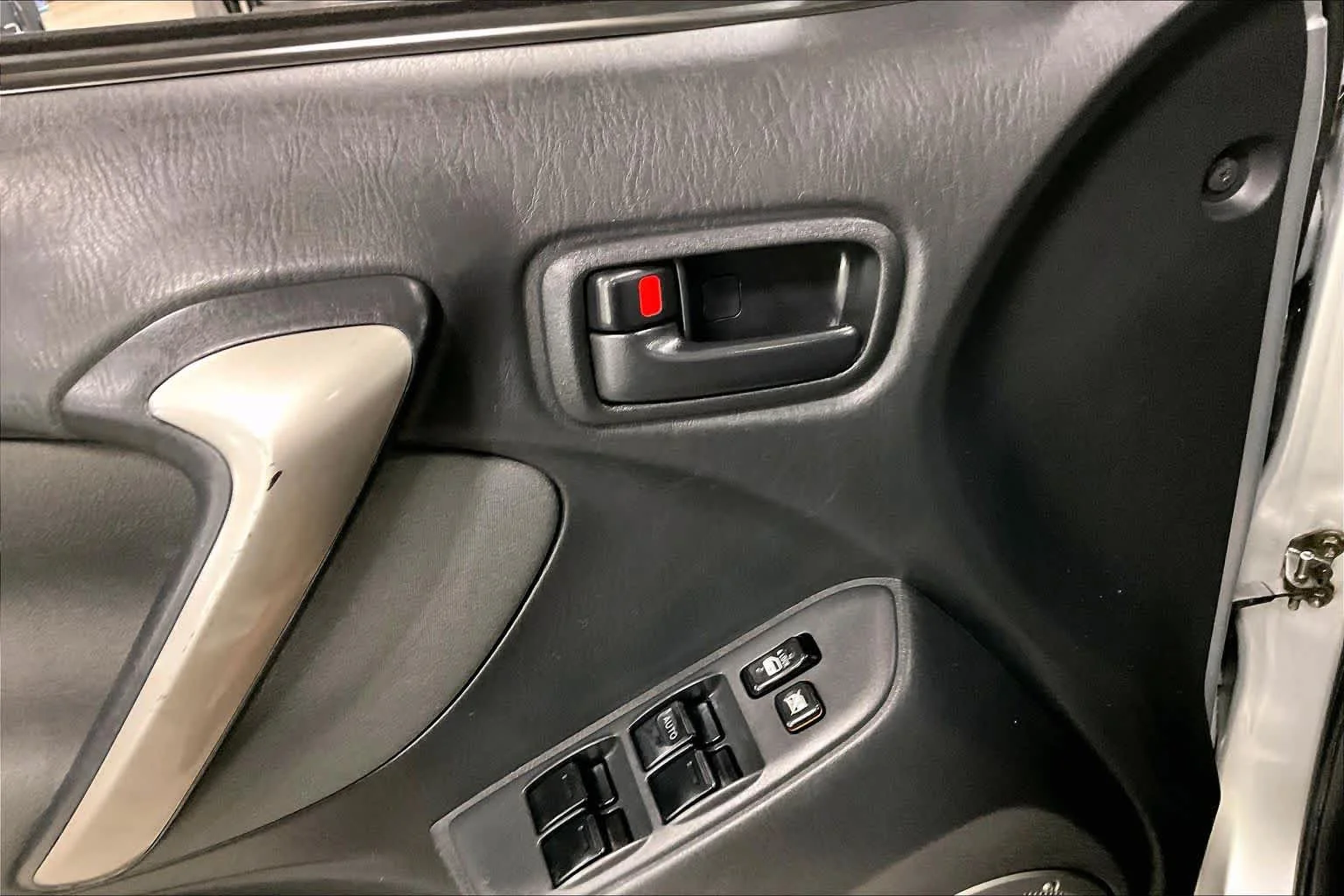 Used 2005 Titanium Metallic Toyota  image 35