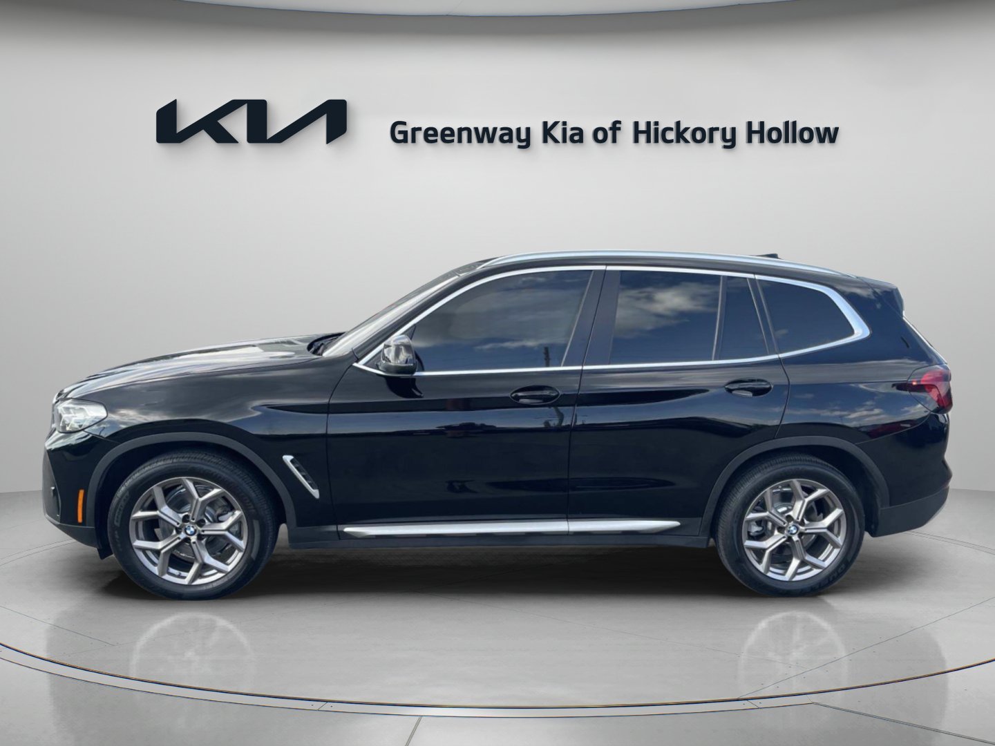 Used 2022 Jet Black BMW sDrive30i image 4